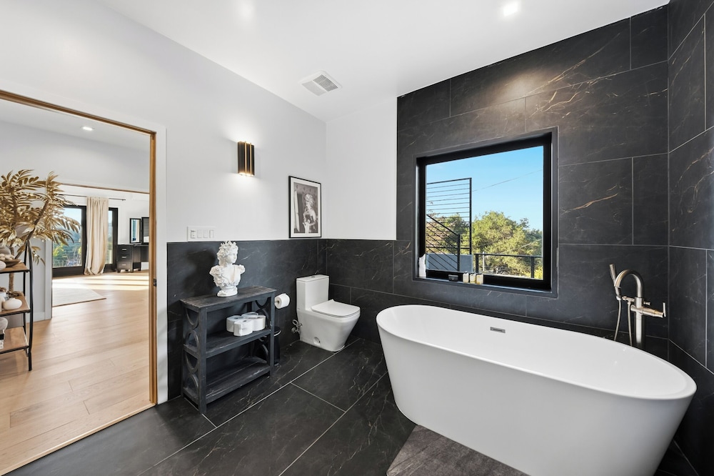 Farley Court - Stylish Hillside Residence With Stunning Views
