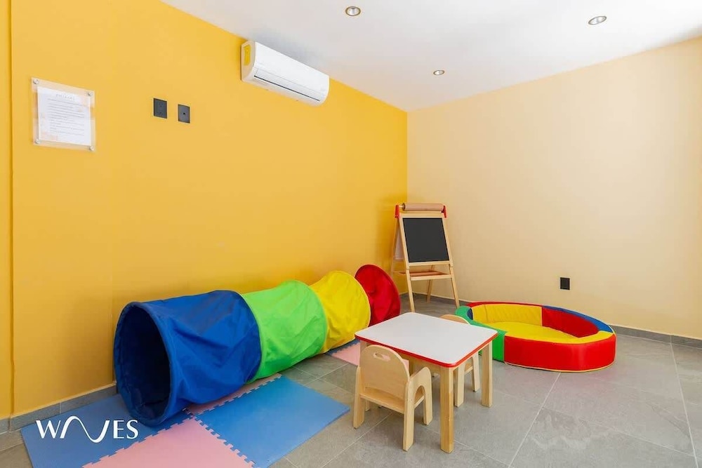 Luminous 2 BR With Roof Pool Close to Hotel Zone by Waves Management