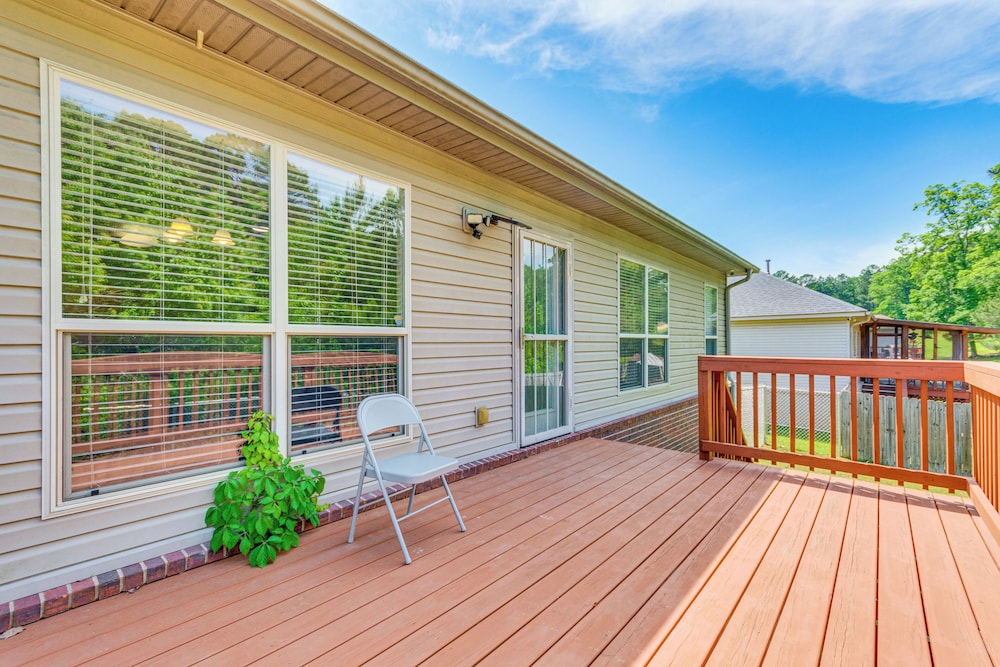 11 Mi to Dtwn Little Rock: Home w/ Large Deck!