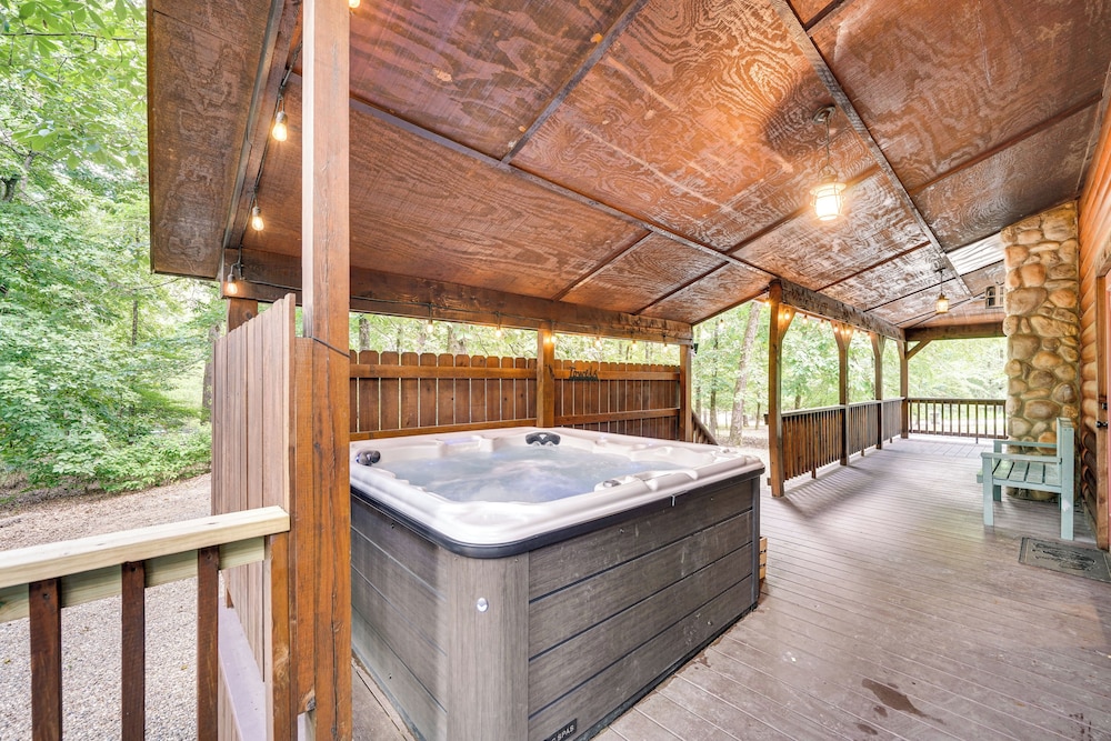 Hot Tub + Game Room: Family Retreat in Broken Bow