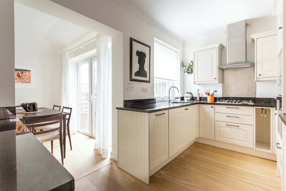 Edge Street IV by Onefinestay