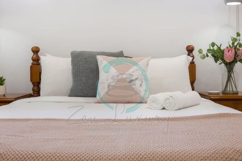 Zenhouse Vista Elegant 5-br Coastal Haven