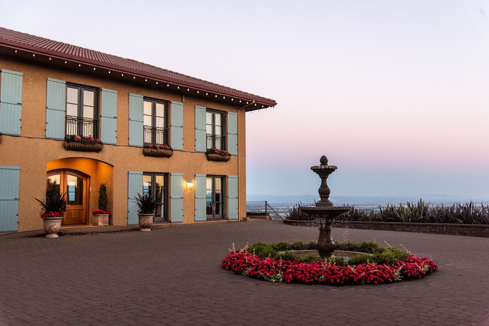 Black Walnut Inn & Vineyard