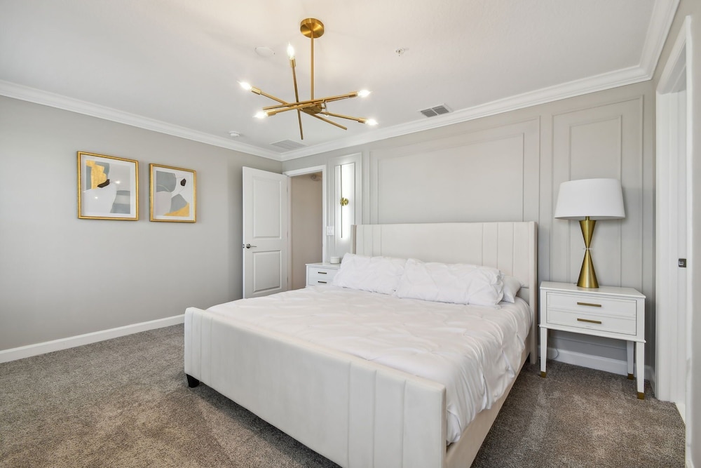 Storey Lake - Private Pool- King Bed - 4BD/3BA
