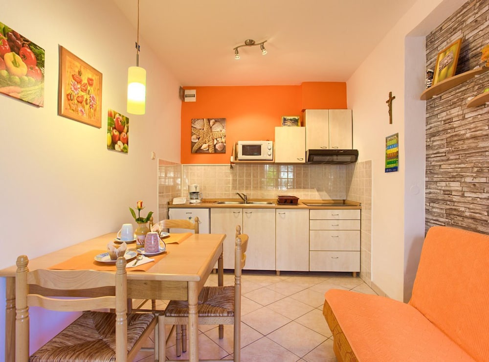 Elegant Krk Hideaway Apartment With Terrace