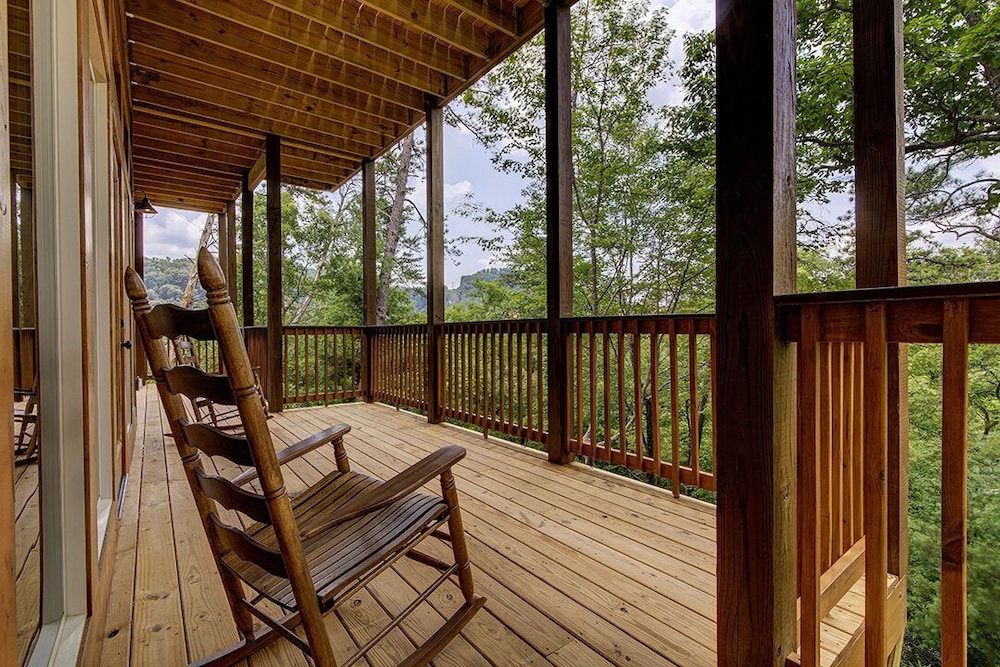 Chateaux Nirvana - 5 Bedrooms, 5 Baths, Sleeps 20 Home by RedAwning