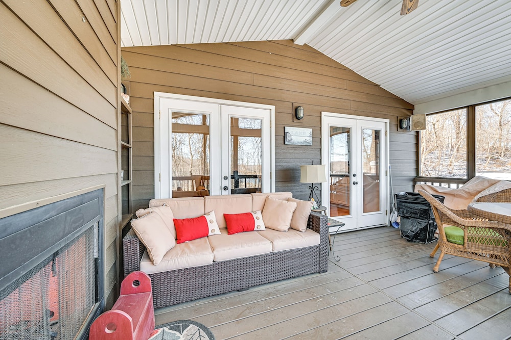 Nolin Lake Gem: Waterfront Retreat w/ Balcony!