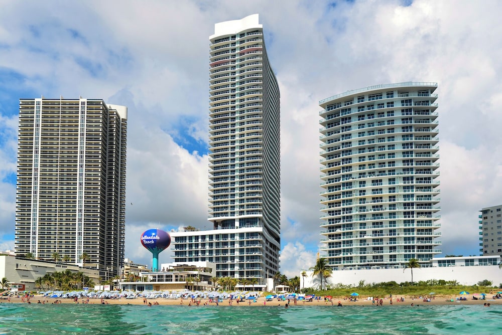 Beachfront condo with stunning views - Image 1