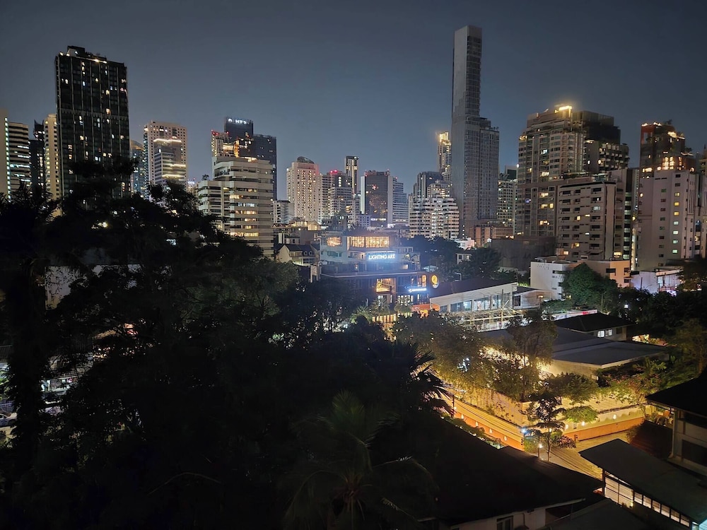 Charming 2 Bedroom Apartment in Heart of Phrom Phong