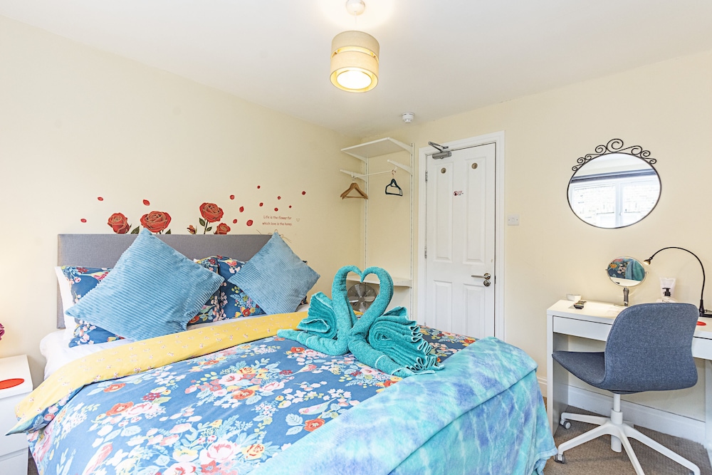 Greyhound Road Rooms