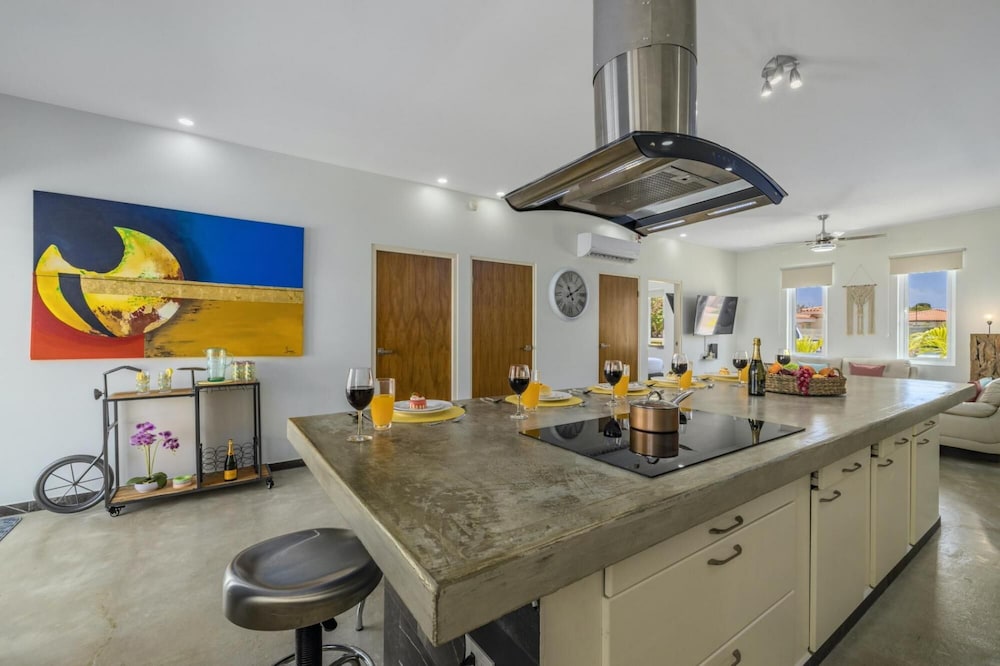 NEW Modern 4BR 4 5BA w Pool Outdoor Dining