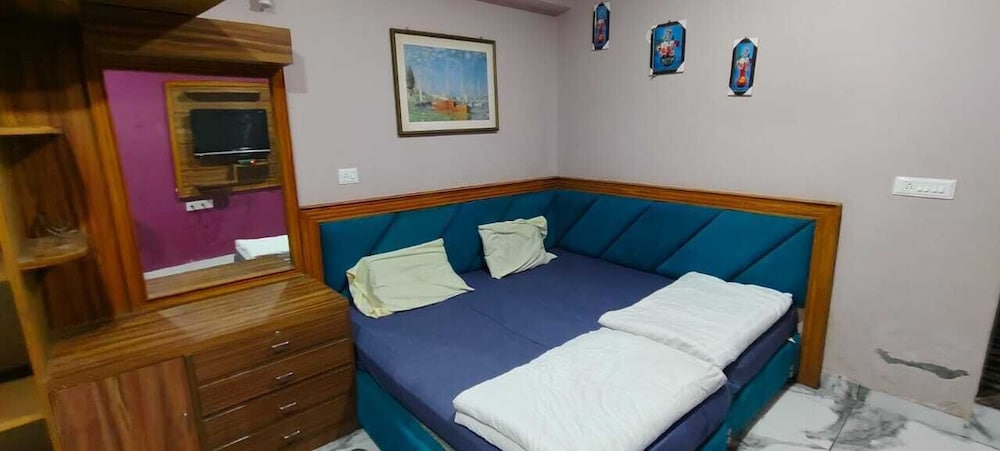 Hotel Karishma Palace Badnawar