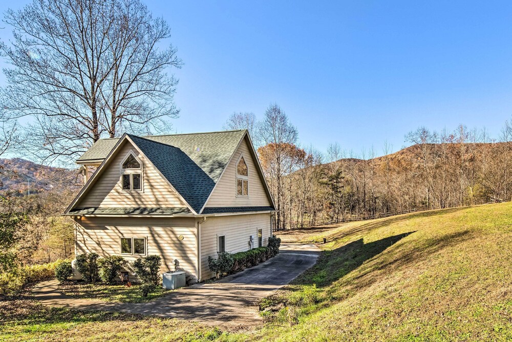 Peaceful Lake Lure Cabin w/ Fireplace! view 4