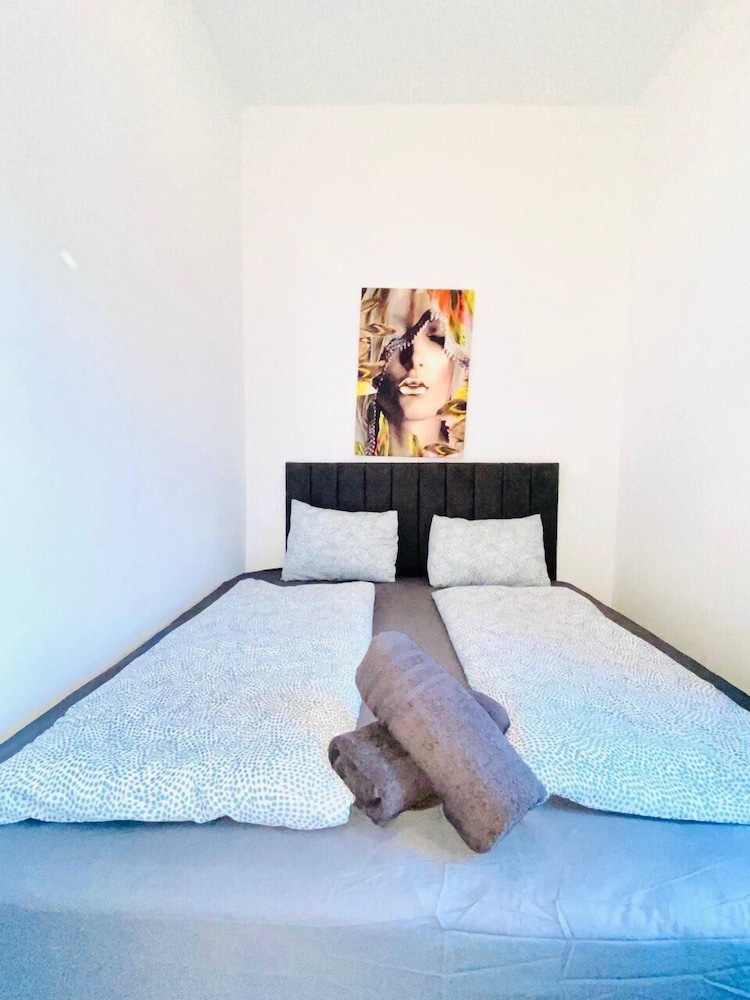 Spacious 4BR Apt Perfect for Groups