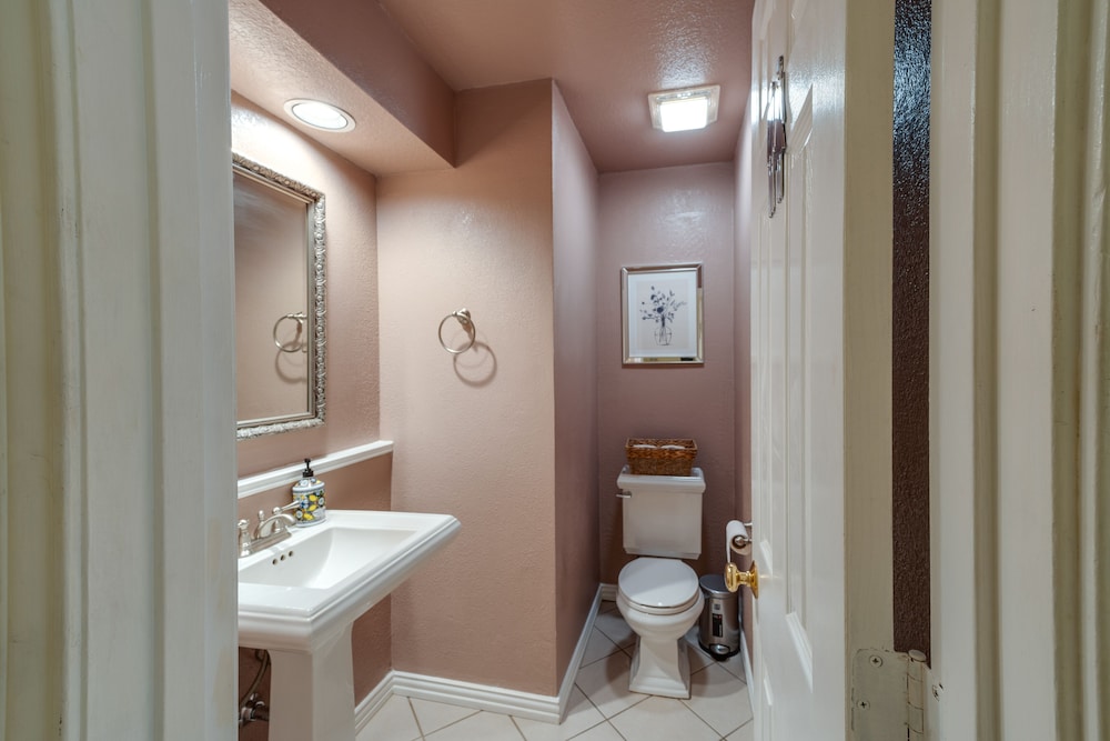 Spacious Garland Home w/ Pool, 17 Mi to Dallas view 3