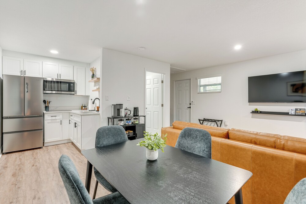 Stylish Lakeland Studio w/ Workspace