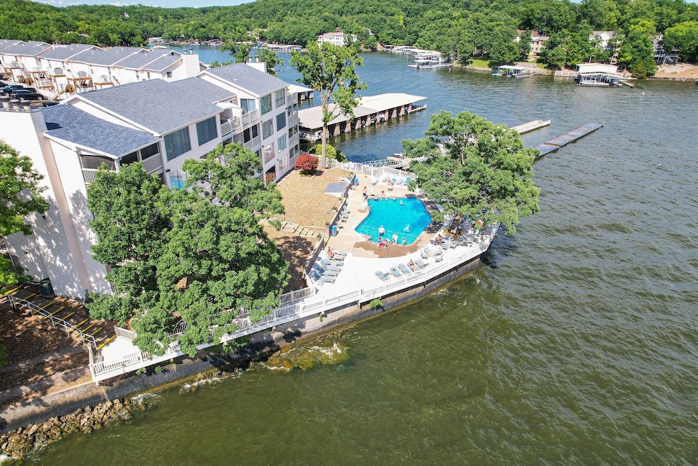 Spacious Family Friendly 3 Bed/3 Bath w/ Amazing Views, Lakeside Pool, & Boat Slip