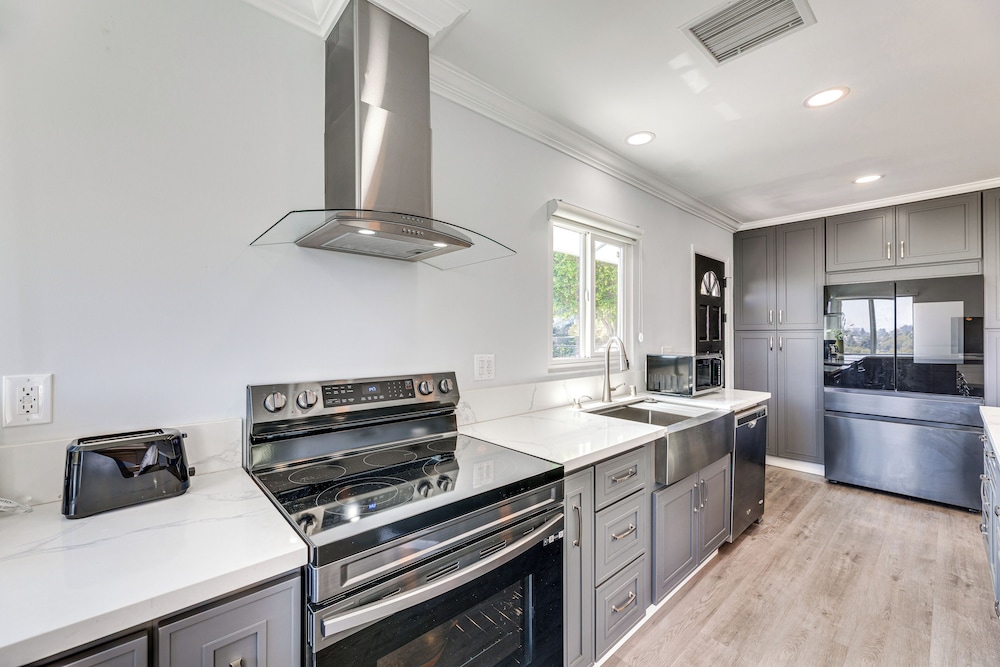 2 Mi to Rose Bowl Stadium: Mtn-view Gem w/ Patio