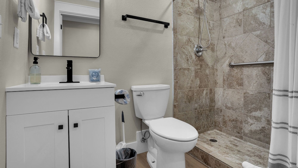 Spacious Retreat w/ Private Pool, Spa, Fireplace + Attraction Tickets!