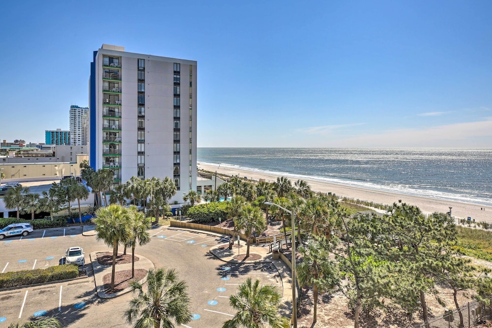 Blue Water Beachfront Condo: 2 Mi to Skywheel! view 3