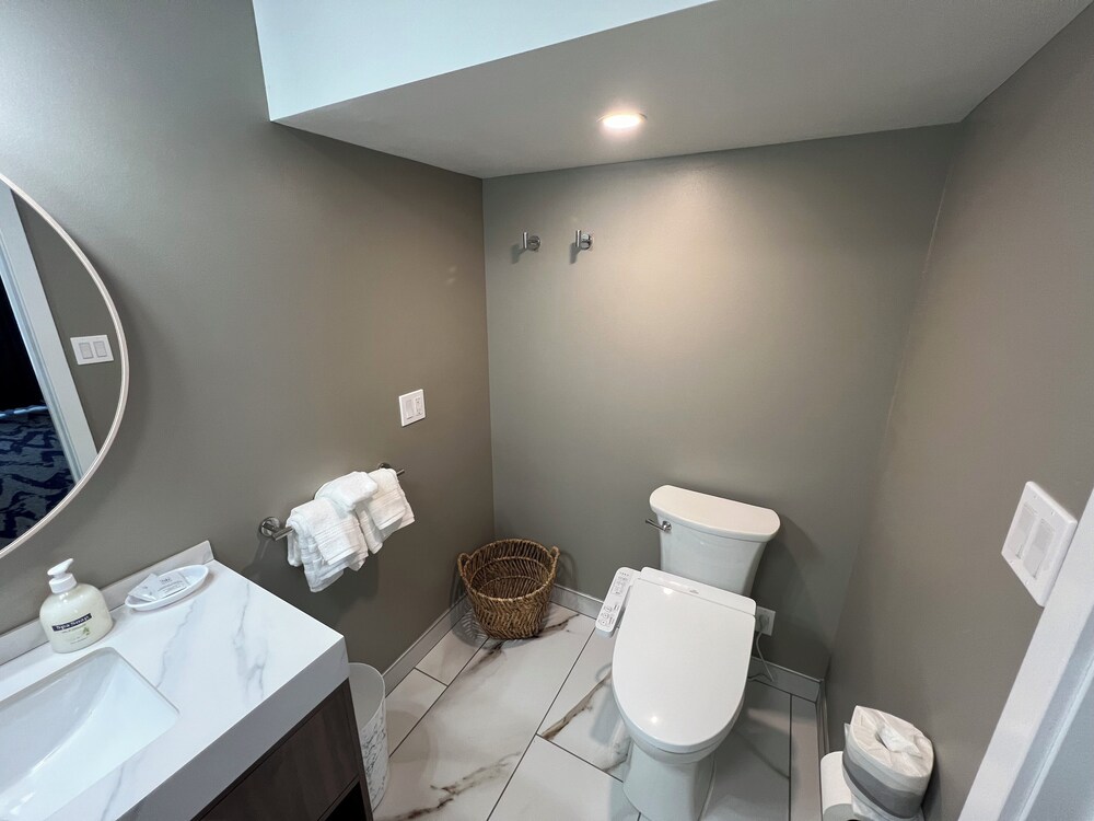Lighthouse Inn & Suites