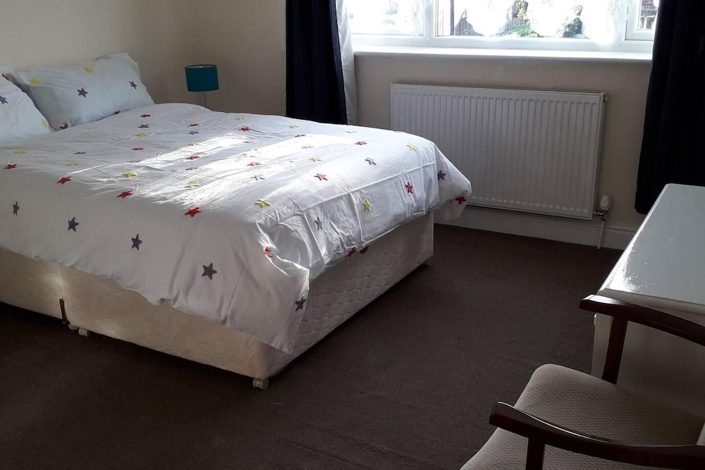 Homely 4-bed House in Manchester view 3