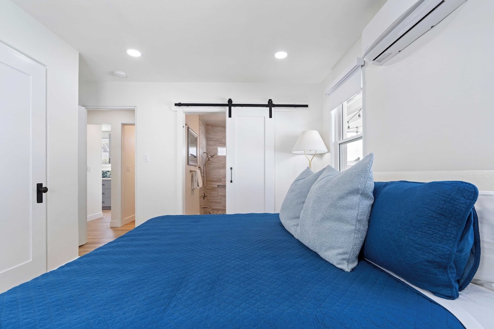 La Jolla Stay w/ Firepit & Walk to Beach Arenas