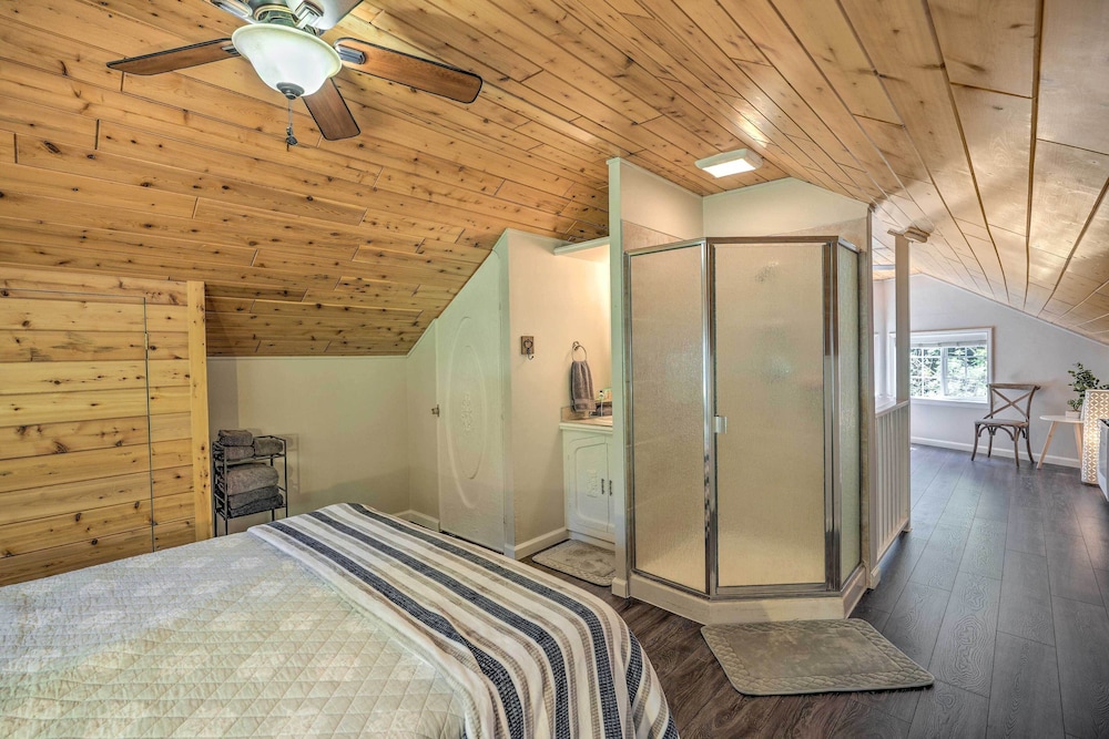 1 Mi to Jenkinson Lake: Apples Chalet w/ Deck view 3