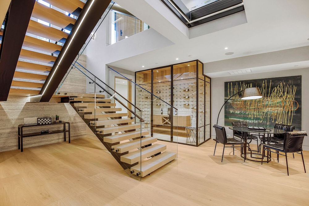 Hutton Villa - 5-bedroom Retreat in Iconic Beverly Hills Oasis