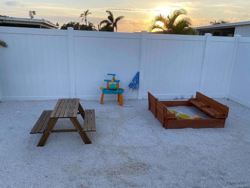 Castaway Cottage Near IMG and Beaches