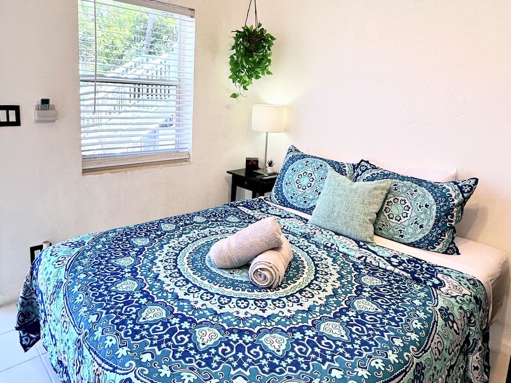 Southwinds 3 for 2 Queen Studio Steps to Beach
