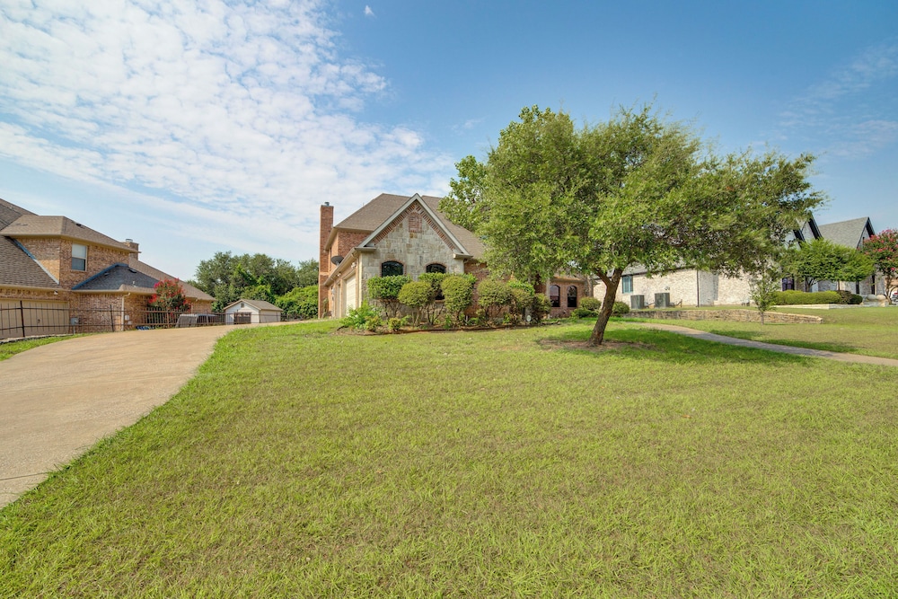 Spacious Texas Retreat w/ Community Pool