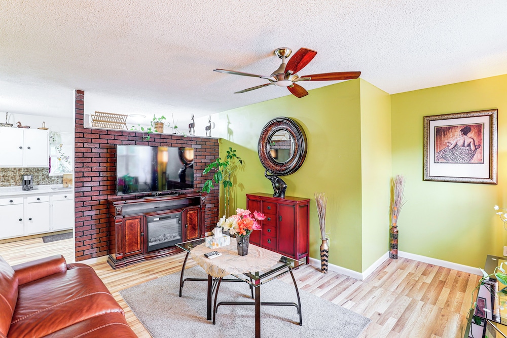 3 Mi to Dtwn Asheville: Duplex w/ Spacious Yard!