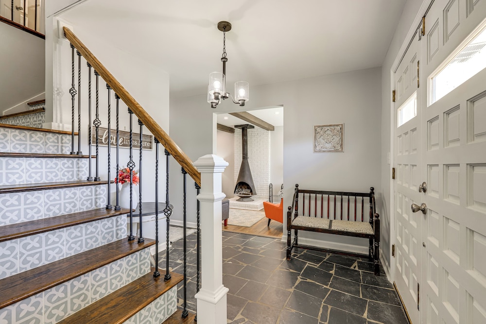 10 Mi to Downtown Macon: Family Home w/ Patio!