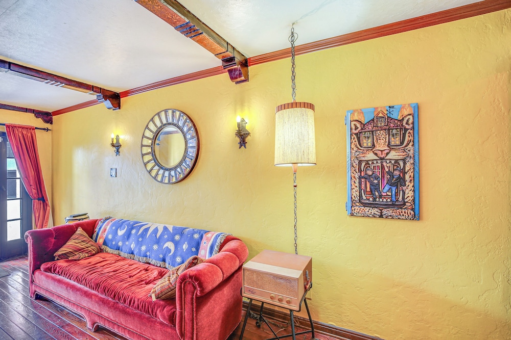 1 Mi to Ocean! Home w/ Rooftop Deck in Long Beach