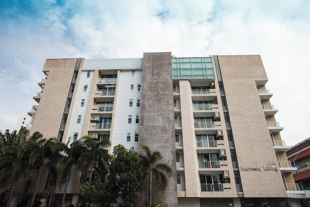 5B - 2 Bedroom Downtown Apartment With Shared Pool