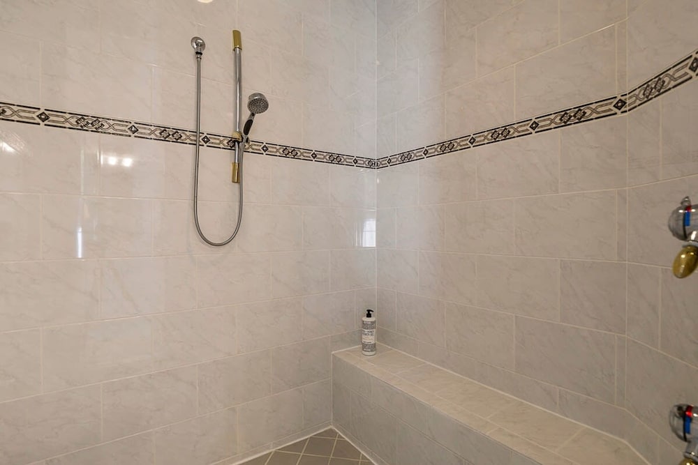Villa LAS Palmas Beautiful Fenced-in Pool Home With Spa- Sleeps 8