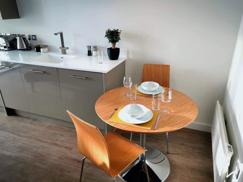 A Modern Studio With Great City Views - 17th Floor, City Views & 2 Minutes to Canal view 5