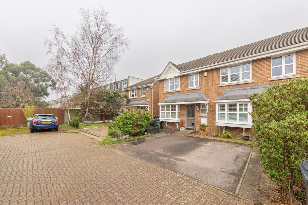 Serene and Spacious 2 Bedroom House in South Wimbledon