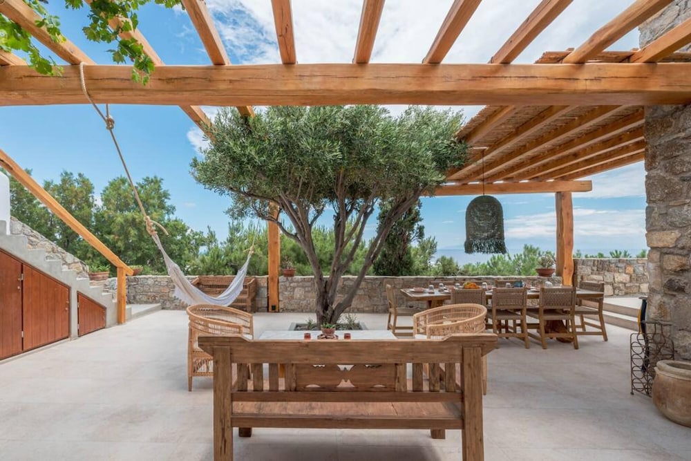 Nomade Villa 4 BD in Psarou view 2