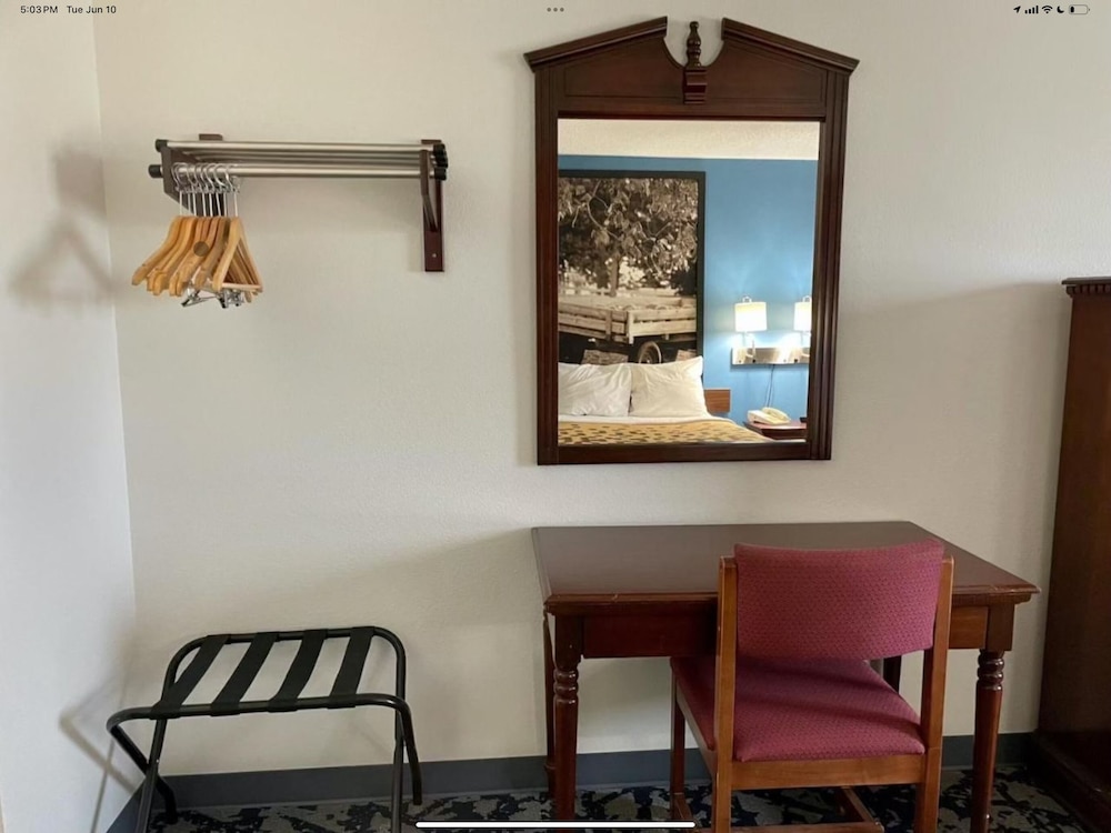 Lamoni Inn & Suites