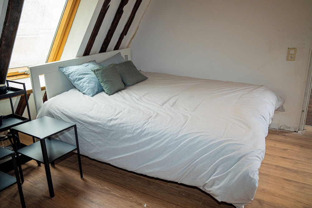 2BR Apartment with Canal View in Ghent