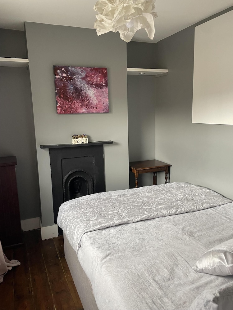 Traditional Elegant Spacious English Home, 4bdr