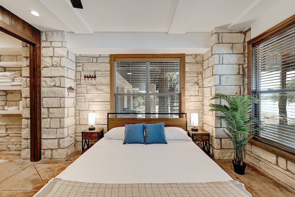 Luxury Lakefront Escape on Lake Travis