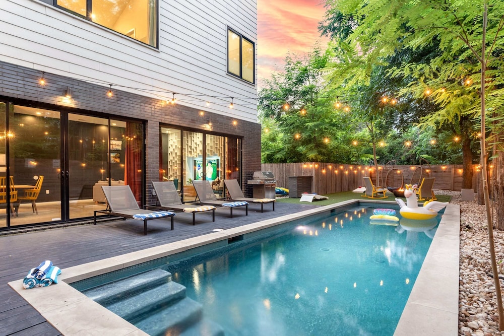 Backyard Pool Oasis Rainey St 6 min walk