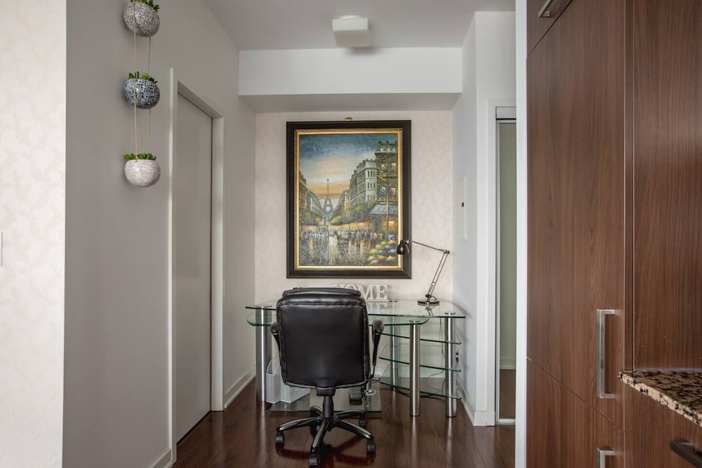 Panoramic 2 Bed CN Tower View parking - Image 4