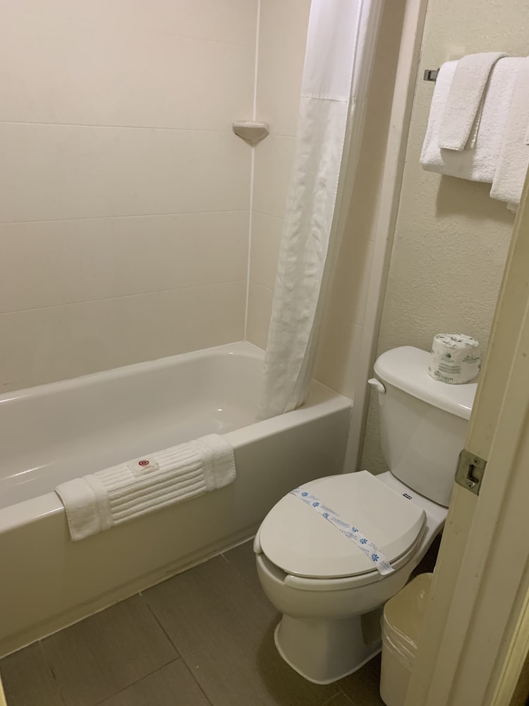Days Inn by Wyndham Austintown view 3