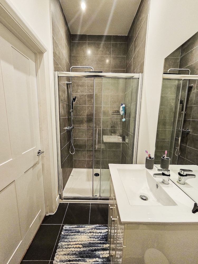 Cleave House - Stylish & Chic 3 Bed House Mins From Central London
