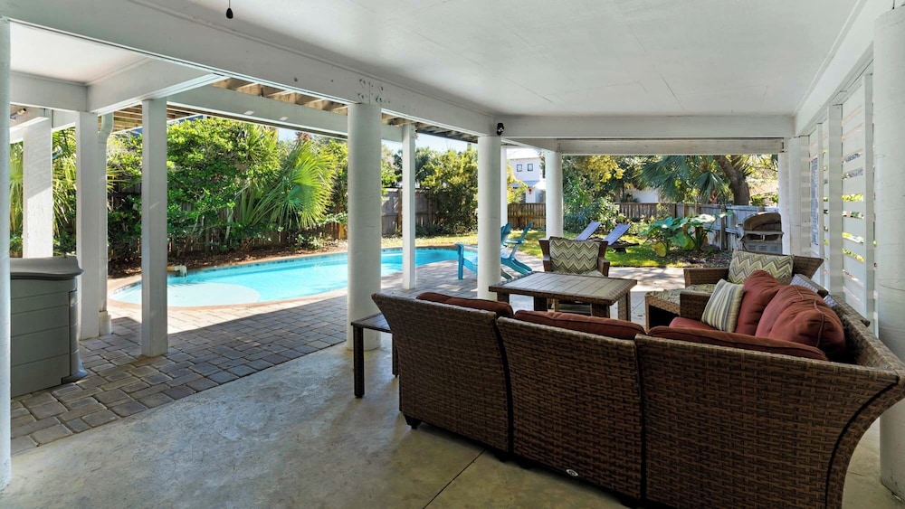 Your Ideal Beach Getaway With Private Pool, Game Room and Close to Beach!