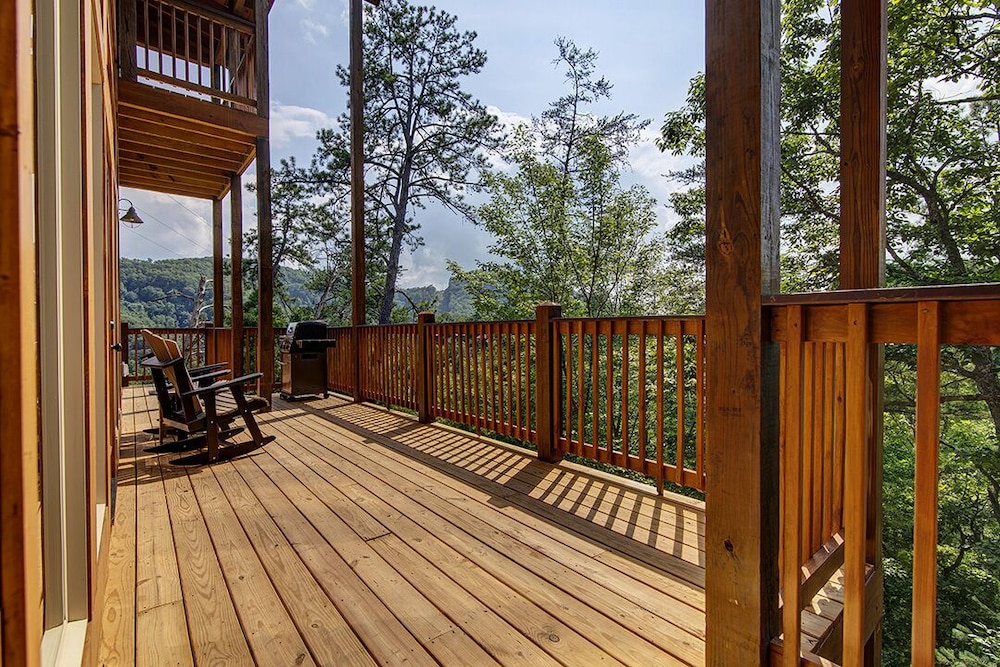 Chateaux Nirvana - 5 Bedrooms, 5 Baths, Sleeps 20 Home by RedAwning